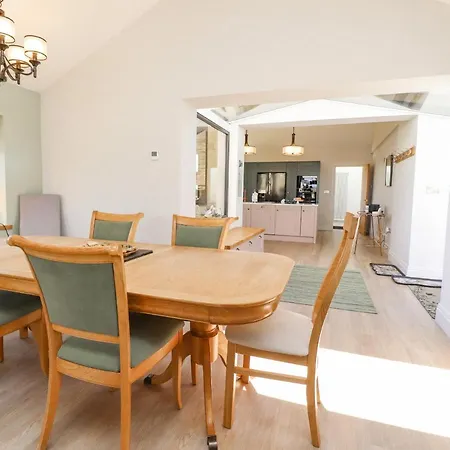 Holiday home Castleys *